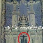 Bu seccadede bulunan caminin kapısında Hristiyanların simgesi olan haç gözüküyor